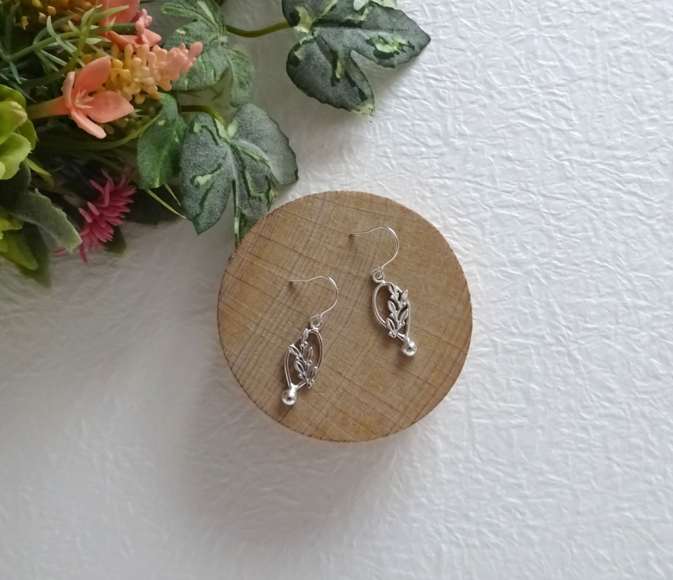 静かな春の芽吹きピアス